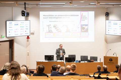 Teknologiateollisuuden aluepäällikkö Esa Näätänen tekniikan avoimien ovien tilaisuudessa Joensuun kampuksella 11.9.2023.