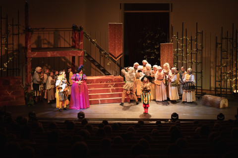 Lavalla Saapasjalkakissa-oopperan esiintyjät.