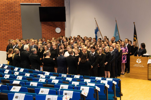 Lääketieteen lisensiaatit vannoivat lääkärinvalansa Snellmanian juhlasalissa.