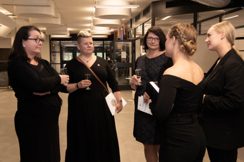 Itä-Suomen yliopiston hammaslääketieteen yksikön johtaja, professori Liisa Suominen, Hammaslääkäriliiton hallituksen jäsen Minna Jakonen ja Lääkäriliiton edustaja, erikoislääkäri Anu Muraja-Murro onnittelivat valmistuneita.