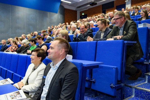 Eija Pelkonen ja Jarkko Kangasmäki Kuopion farmasian 50-vuotisjuhlaseminaarissa.