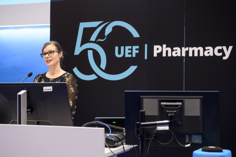 Kristiina Huttunen Kuopion farmasian 50-vuotisjuhlaseminaarissa.