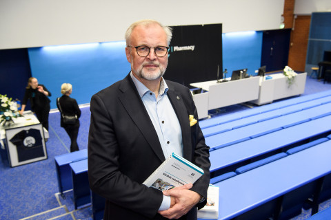 Apteekkariliiton puheenjohtaja Risto Kanerva Kuopion farmasian 50-vuotisjuhlaseminaarissa. 