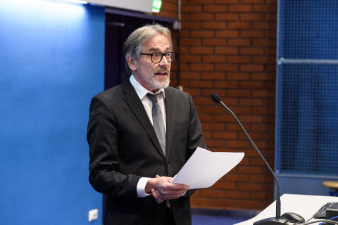 Emeritussairaala-apteekkeri Toivo Naaranlahti Kuopion farmasian 50-vuotisjuhlaseminaarissa.