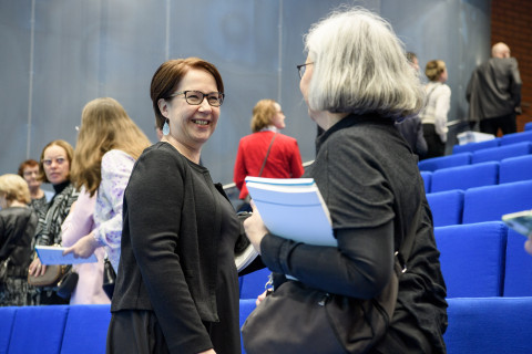 Farmasialiiton puheenjohtaja Maija Pirttijärvi Kuopion farmasian 50-vuotisjuhlaseminaarissa.