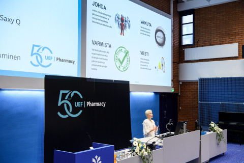 Inka Puumalainen Kuopion farmasian 50-vuotisjuhlaseminaarissa.