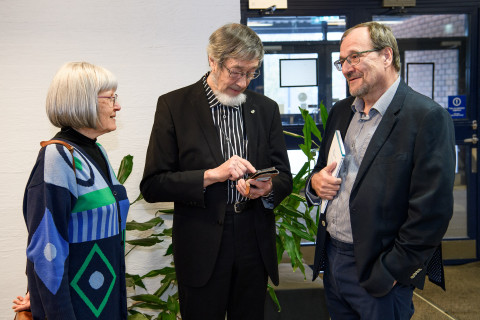 Leena Tuomisto, Jouko Tuomisto ja Petteri Paronen Kuopion farmasian 50-vuotisjuhlaseminaarissa.