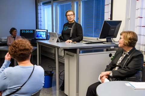 Piia Siitonen esittelee farmaseuttista pakohuonetta.