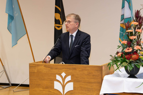 Korkea ammattitaito, eettisyys, positiivinen ja empaattinen asenne potilaisiin ovat meille kaikille hyviä opasteita, ohjeisti lääketieteen laitoksen johtaja, professori Veli-Matti Kosma valmistuneita.