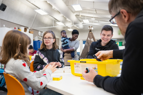 Legojen rakentamista.