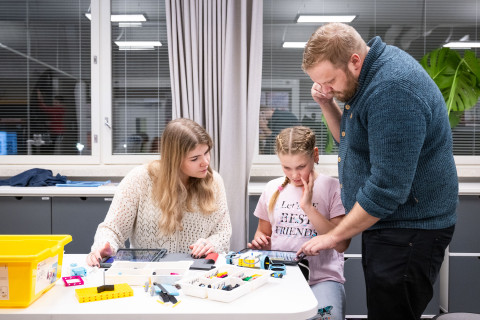 Legojen rakentamista.