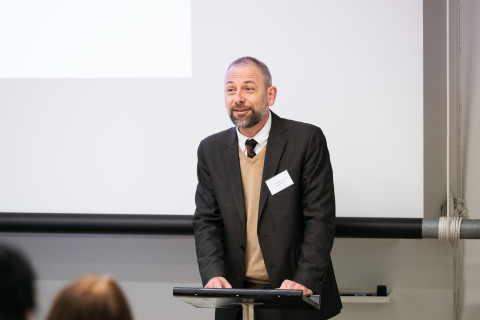  Andreas Niehaus Agoran luentosalissa.