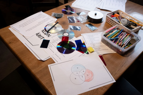 Askartelua. Kuva: Damian van Leeuwen.