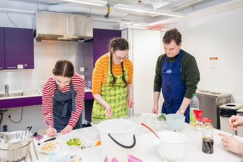 Köksän opiskelijat valmistamassa Korealaista ruokaa.