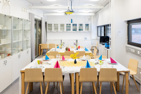 Opiskelijat ovat kattaneet ruokapöydät valmiiksi.