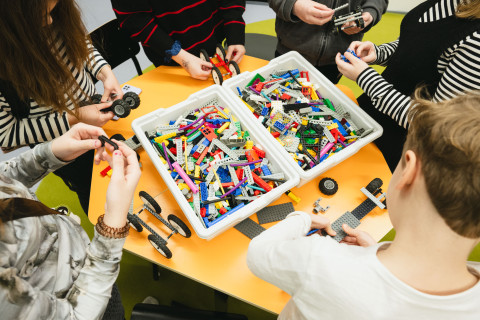 Oppilaat tekevät koulutehtävää legojen avulla. 