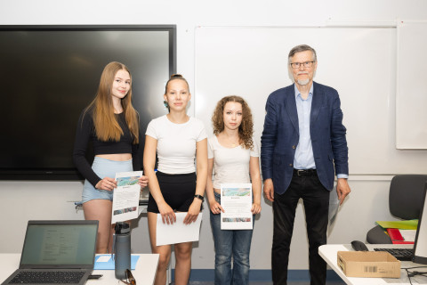  Työryhmä:, Vasemmalta Martta Siitonen, Helmi Pirinen ja Elvi Partanen 100 € -powerpoint tiedosto Helmi, Elvi, Martta.pptx - otsikolla Mitä voimme tehdä Itä-Suomen hyväksi?