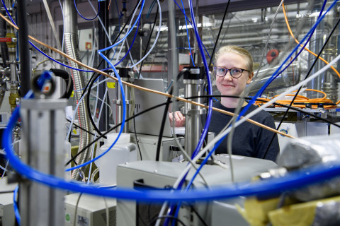 Anni Hartikainen in a laboratoty.