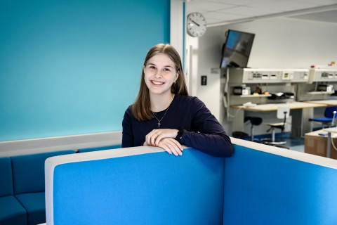 UEF-lähettiläs Riona Halli teknillisen fysiikan laboratoriossa