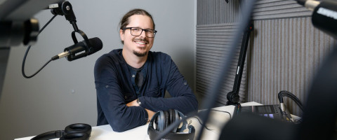 UEF-sisällöntuottaja Pekka Laukkanen äänitysstudiossa