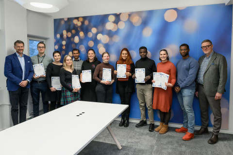 Yliopistosäätiön apurahan saajia ryhmäkuvassa.