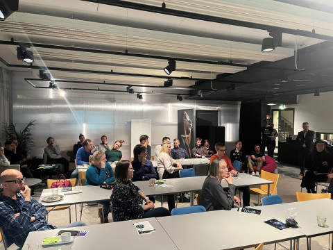 Alumnitapahtuman osallistujia. Kuva Katja Asikainen.