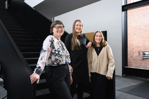 Tutkijat ryhmäkuvassa. Sanna Vehviläinen, Anne-Mari Souto, Hanna Lonka.
