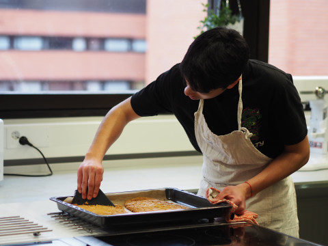 Opiskelija tekee ruokaa.