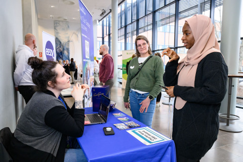 Charles Riverin Petra Muraus, Tuulia Vuorma ja Rukayya Namtari farmasian SpeedRekryDating-tapahtumassa.