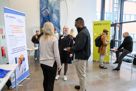 Eurofinsin Emilia Kontio (keskellä), Jenni Tirkkonen ja Nathaniel Opare Farmasian piadeiteillä.