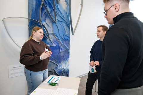 Farmasialiiton Inka Rantamäki sekä opiskelijat Jarkko Puharinen ja Juuso Pikkarainen farmasian SpeedRekryDating-tapahtumassa..