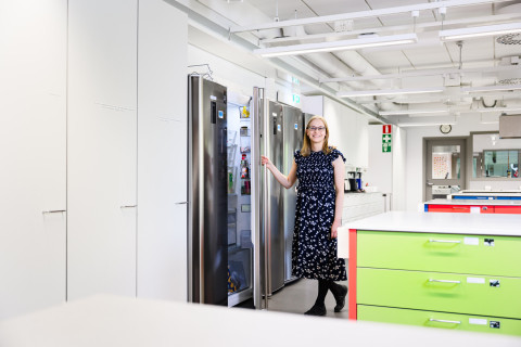 Mari Ponkilainen kotitalousopettajien keittiössä.