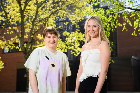 Logopedian opiskelijat Anniina Heinonen ja vaalee Meeri Rimpi.