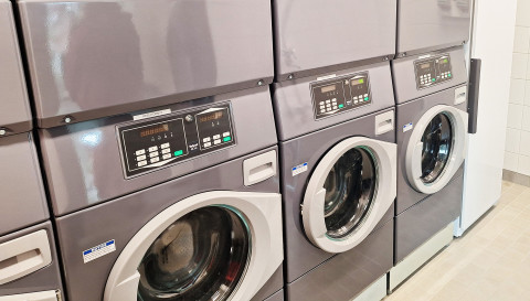 Masto-opiskelijatalossa on valmiina pyykinpesukoneet ja kuivausrummut.