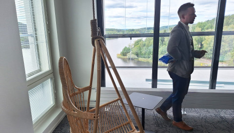 Kuopaksen toimitusjohtaja Aku Taira esittelee Masto-talon yläkerran yhteistilaa.