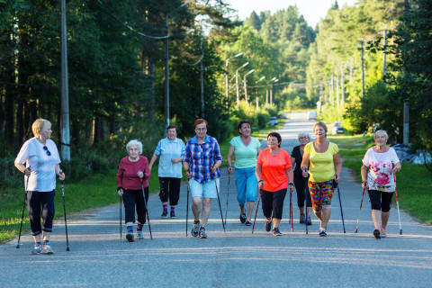 Vanhempia ihmisiä sauvakävelyllä.