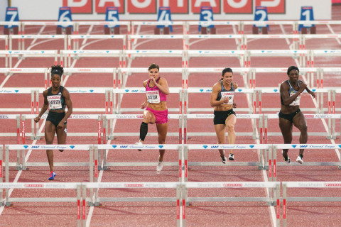 Naisten aitajuoksukilpailu.