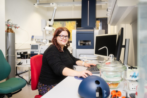 Krista työhuoneessa.