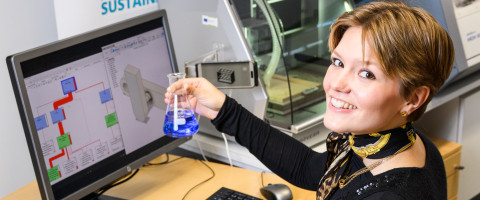 Kestävien teknologioiden opiskelija Inkeri Kourujärvi laboratoriossa