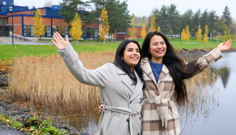 Noor Butt ja Rakhsa Adhikari.