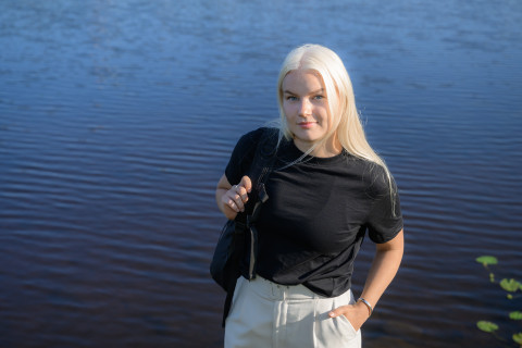 UEF-lähettiläs Saana Mäkitalo Savilahden rannassa