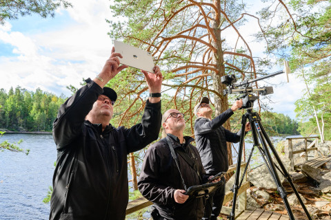 Veikko Miettinen, Rami Saarikorpi ja Dmitry Semenov kuvaavat Astuvansalmen kalliomaalauksia.