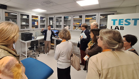 Apulaisprofessori Samu Kainulainen esitteli Säätiöt ja rahastot ry:n edustajille SmartSleep-laboratoriota 18.11.2025.