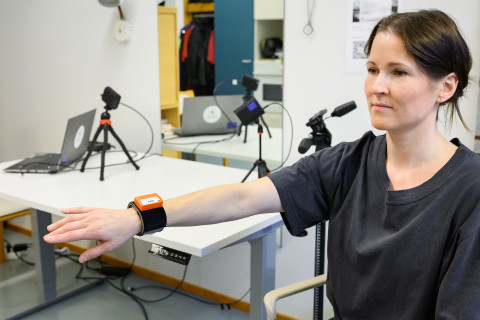 Nainen harjoittaa käden lihaksia.