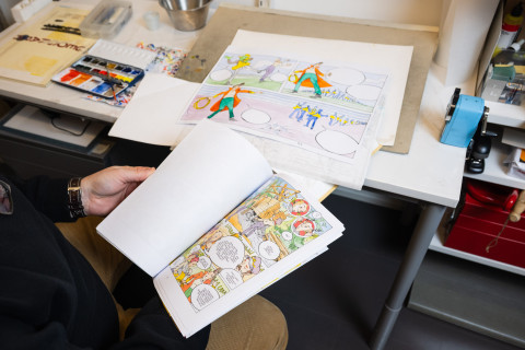 Kari Korolainen selaa sarjakuvaa.