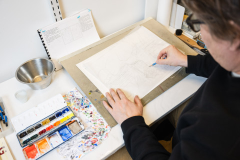 Kari Korolainen piirtää sarjakuvaa.