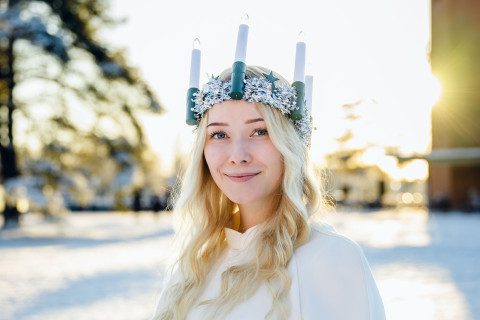 Lucia-neito ulkona talvisella kampuksella