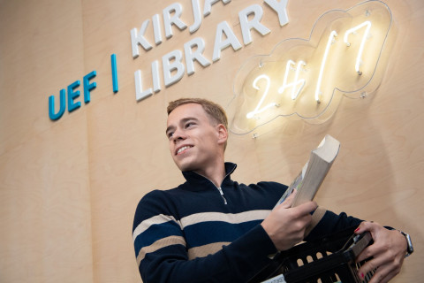 Opiskelija kampuskirjastolla