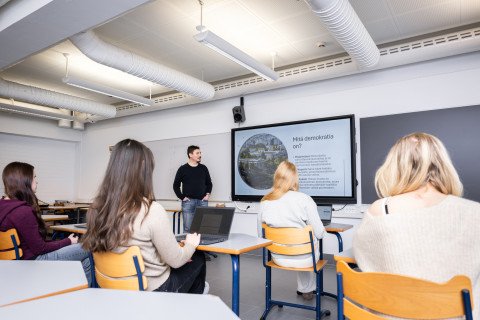 Yhteiskuntaopin tunti yläkoululla.