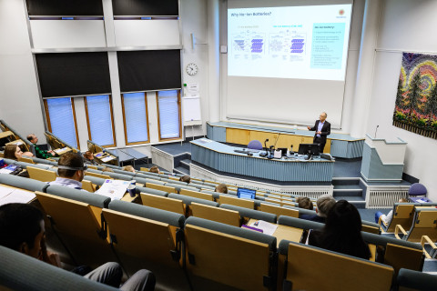 Akkulaboratorion avajaiset.